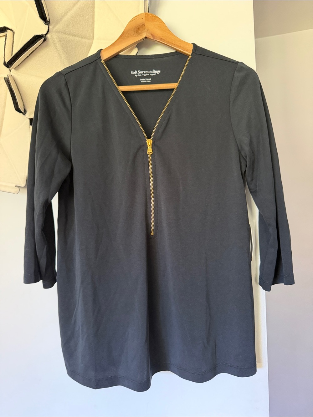 Soft surroundings women’s petite Xs black zip up gold nwt